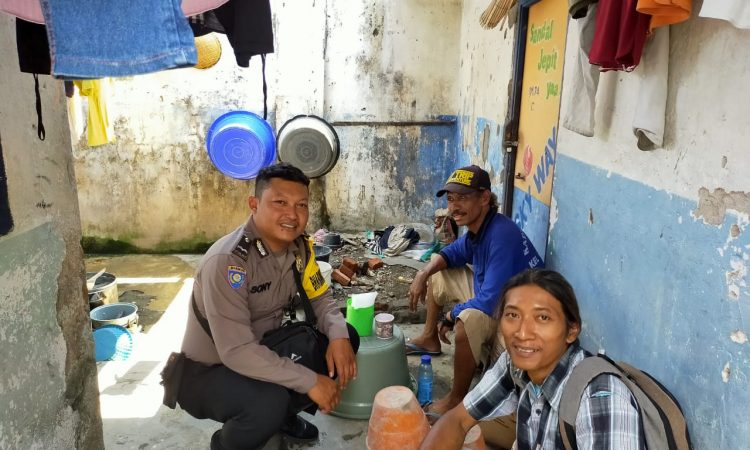 Bhabinkamtibmas Ajak Warganya Jaga Ketertiban